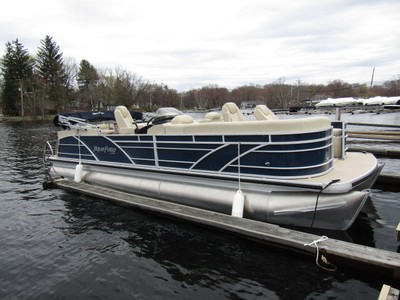 Aqua Patio 2016 Godfrey Pontoon Boat 25 Wetbar Yamaha 115 EZ Loader Trailer