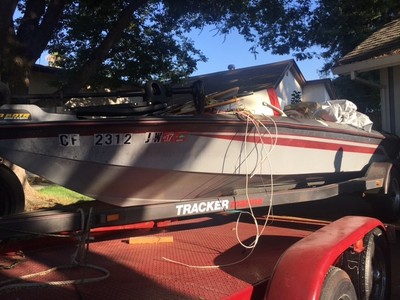Boat 1997 Tracker 18 feet Bass good condition 150hp Evenrude needs major work