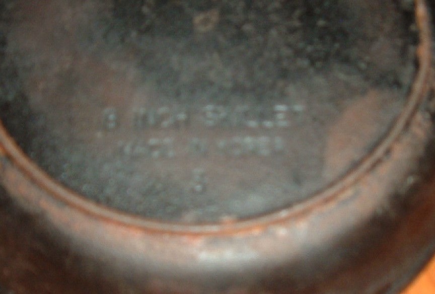 Cast iron 8 inch skillet with heat ring and double pour lips, made in Korea