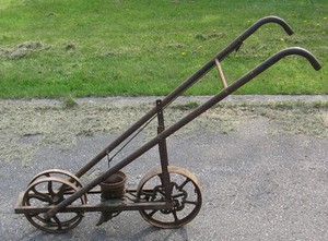 ANTIQUE CAST IRON PUSH GARDEN SEEDER outdoor dcor Oshawa ANTIQUE CAST IRON PUSH GARDEN SEEDER outdoor dcor Oshawa