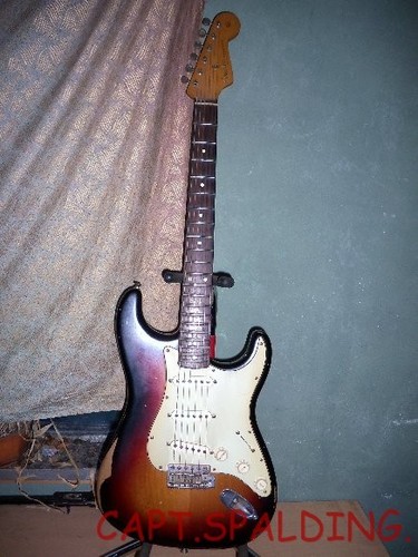 fender-stratocaster-road-worn-vintage-guitar-3-tone-sunburst
