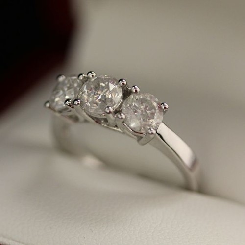 14ct white gold Diamond engagement ring, featuring 3 round brilliant cut Diamond