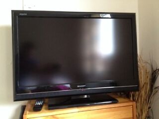 Sharp aquos 32" 1080p hd ready lcd tv built in free view