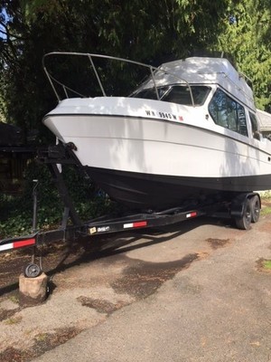 Reinell Cabin Cruiser 26 ' 1976 and trailer .