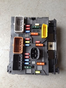 GENUINE CITROEN C4 PICASSO UNDER BONNET FUSE BOX 6500FG | eBay citroen c4 picasso fuse box fault 
