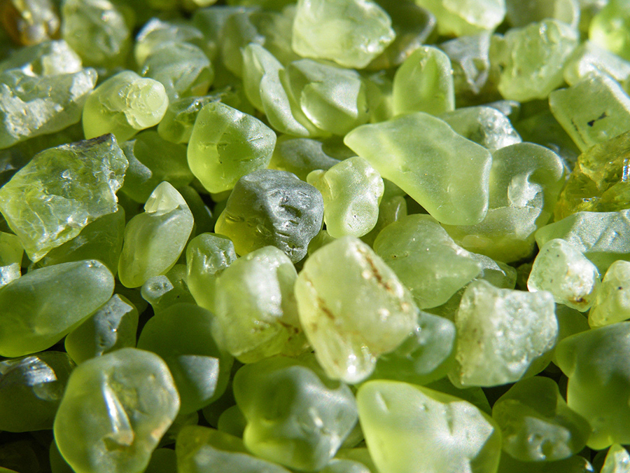 Der hellgrüne Peridot ist ein beliebter Schmuckstein für Ketten Der hellgrüne Peridot ist ein beliebter Schmuckstein für Ketten