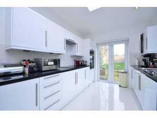 *** STUNNING 5 BEDROOM HOUSE *** AVAILABLE NOW *** Finchley Picture 2