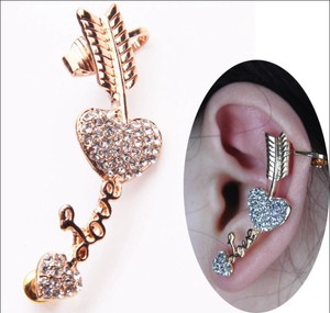 Earring in left ear woman gratis