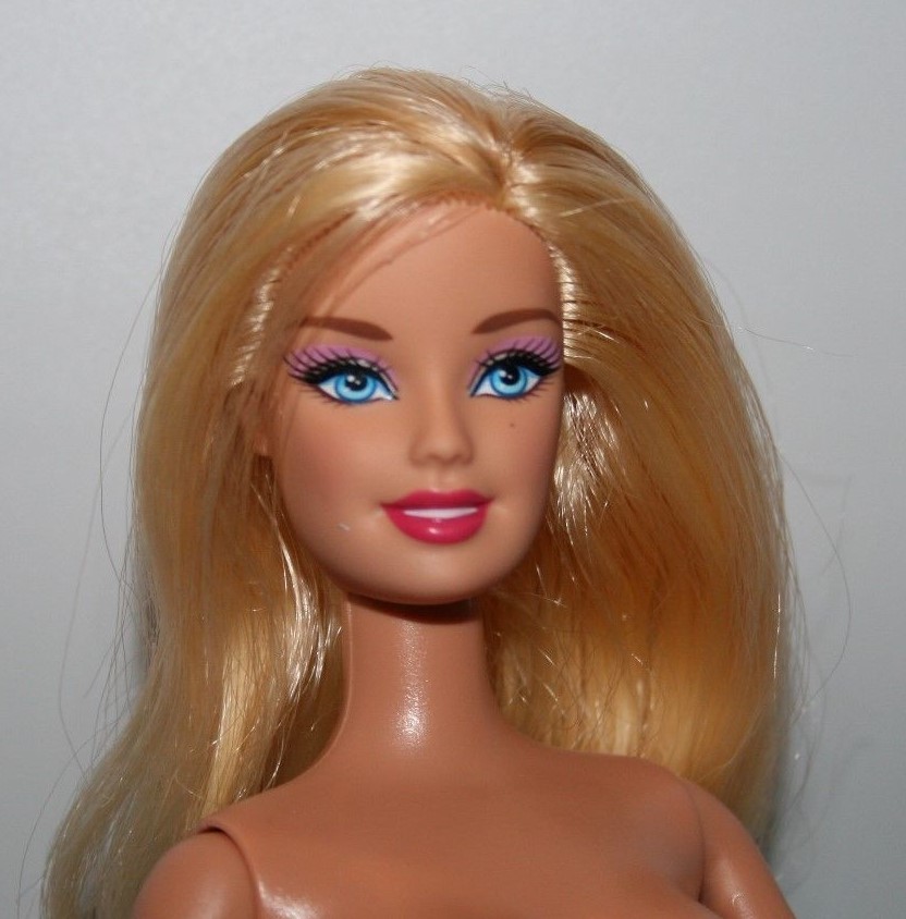 barbiedoll~nude~blondehair~blueeyes~kneesbend~blackæÄÔ´2ÈÕÓι¥ÂÔÀî¿ÓͼƬ