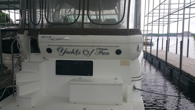 Gorgeous newer 2008 Cruisers Yachts 415 AFT Bridge Yacht 2 bedroom suites, 3 ac