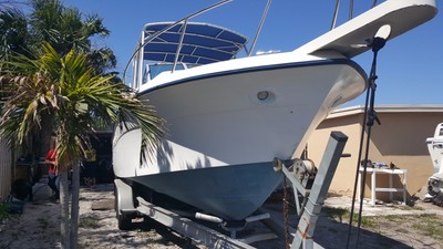 WELLCRAFT COASTAL 2800 WALKAROUND BOAT WITH ALUMINUM TRAILER