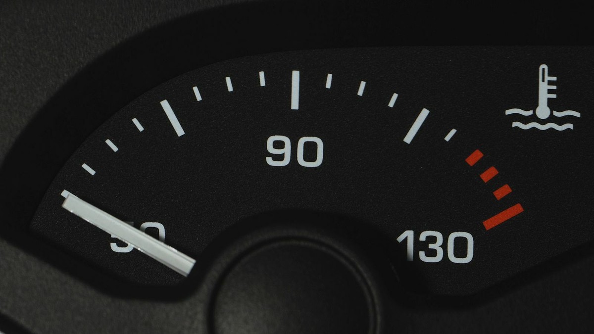 Beim Eingießen des frischen Motoröls müssen die Vorgaben des Autoherstellers beachtet werden.