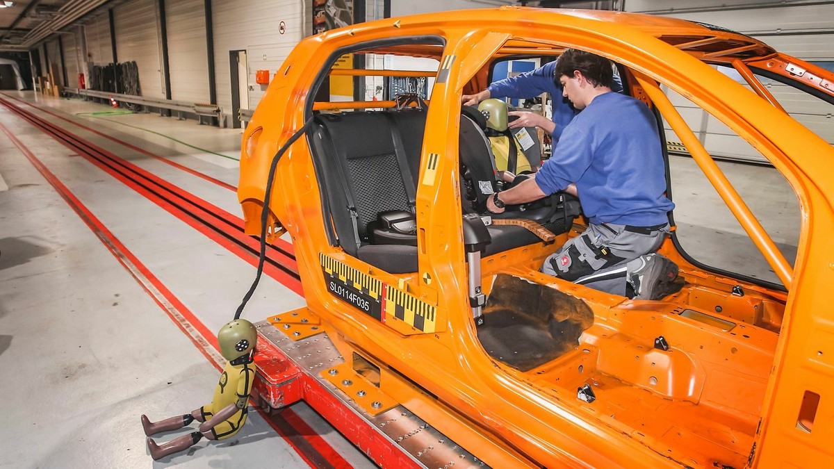 Bei Kindersitz-Tests werden Crashtests durchgeführt, genauer Frontal- sowie Seitencrashtests.
