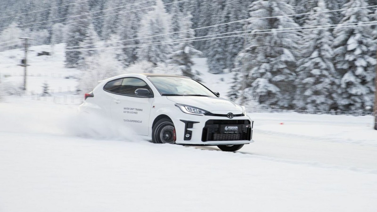 Zu sehen ist der Toyota GR Yaris 2021, fahrend