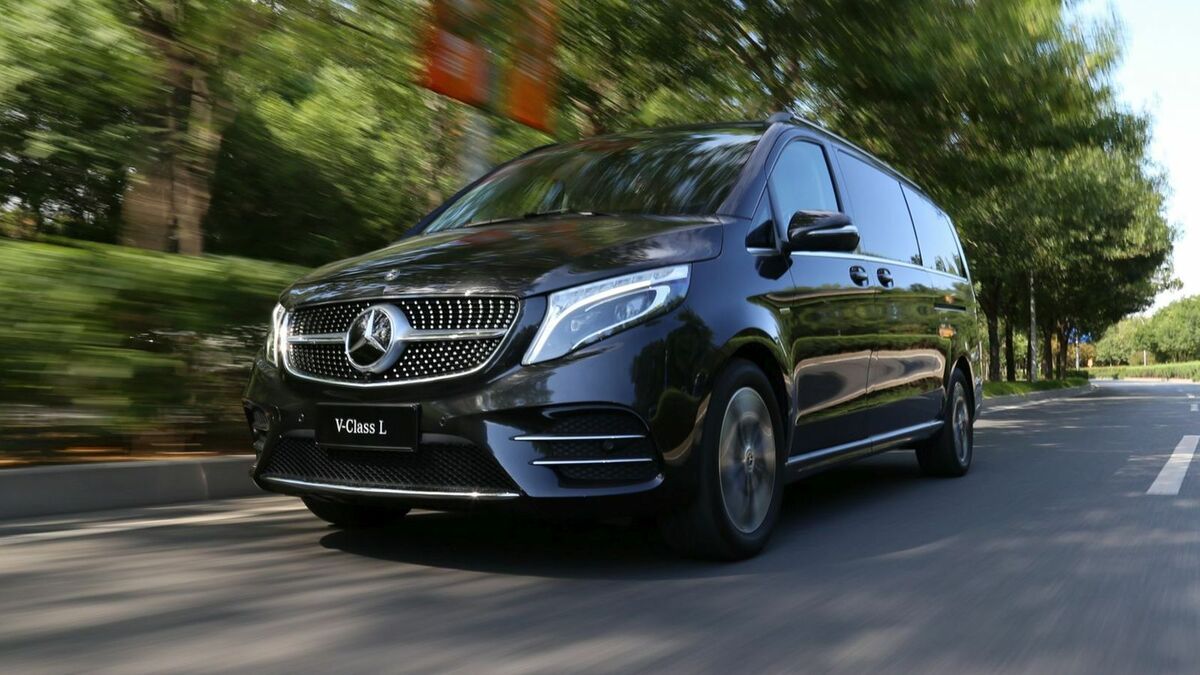 Zu sehen ist die Mercedes V-Klasse, fahrend