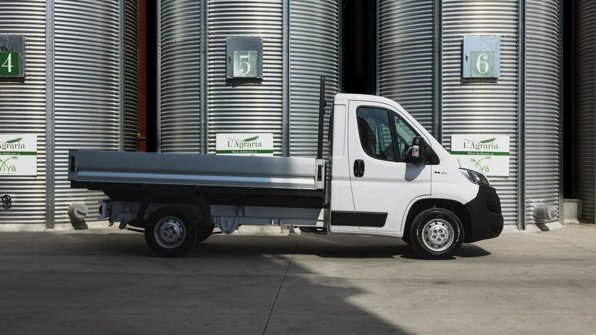 Der Fiat Ducato Pritschenwagen in der Seitenansicht, stehend