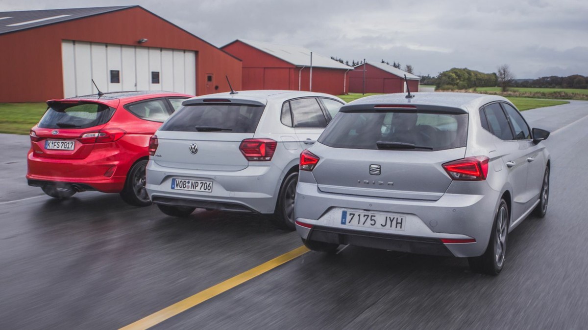 Ford Fiesta, VW Polo und Seat Ibiza fahren nebeneinander auf einer Straße, die Rückseiten der Autos sind zu sehen.