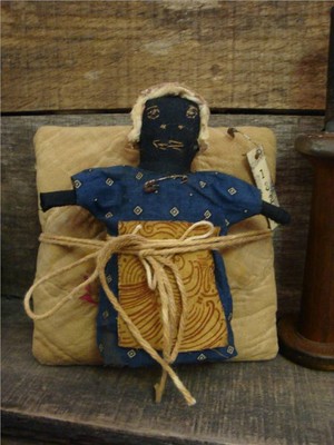 PRiM~BLaCK PRAiRiE DoLL~QUiLT PiLLoW~EaRLy STyLE~CiViL WaR BLuE CaLiCo DReSS~ - U$ 12.99