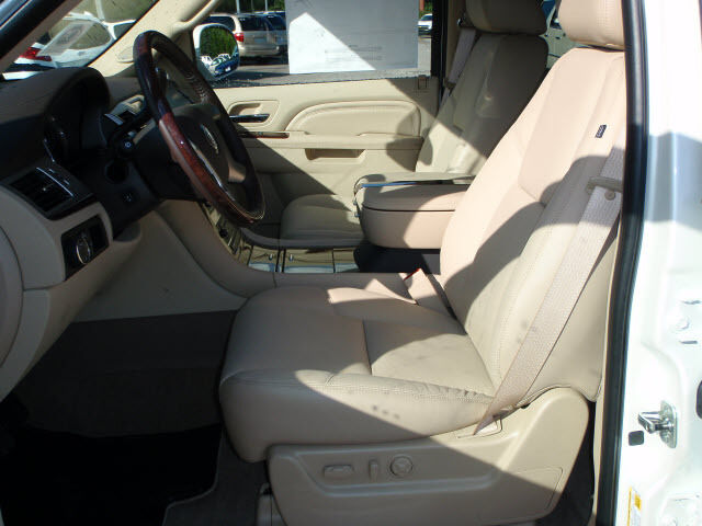 Image 4 of Luxury New SUV 6.2L…