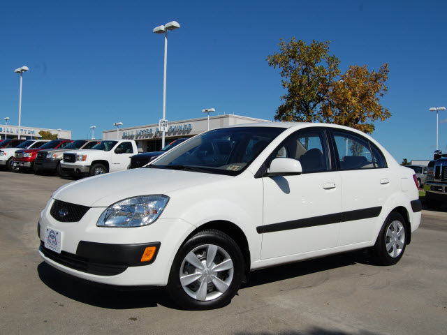 White Kia Rio 2001. 2007 Kia Rio LX