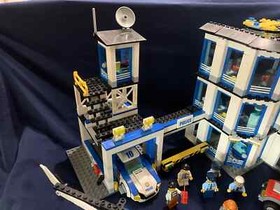 LEGO CITY: Police Station (60141)