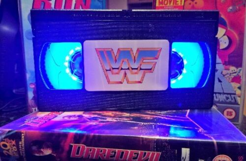 VHS nuit de lumière Chambre à Coucher Lampe Kids WWE Money in the Bank DEL lampe de bureau TV