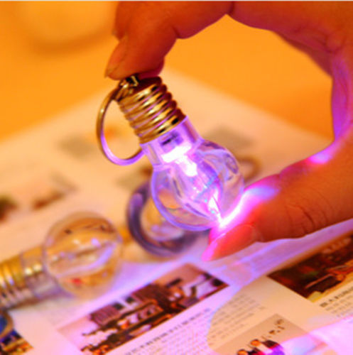 Llavero bombilla bombilla con tecnología LED colores cambiantes