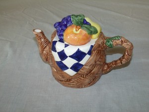VINTAGE-Hand-Painted-Art-Pottery-1995-CBK-LTD-CHINA-TEA-POT-Basket-of-Fruit