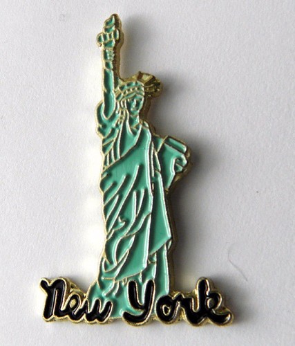 USA FLAG STATUE OF LIBERTY LAPEL PIN BADGE 3/4 INCH USA FLAG STATUE OF LIBERTY LAPEL PIN BADGE 3/4 INCH