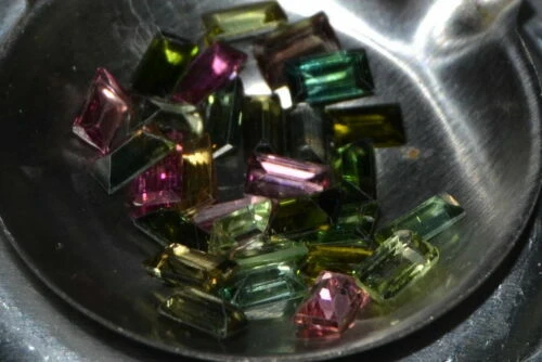 Gioielli e gemme di tormalina rosa