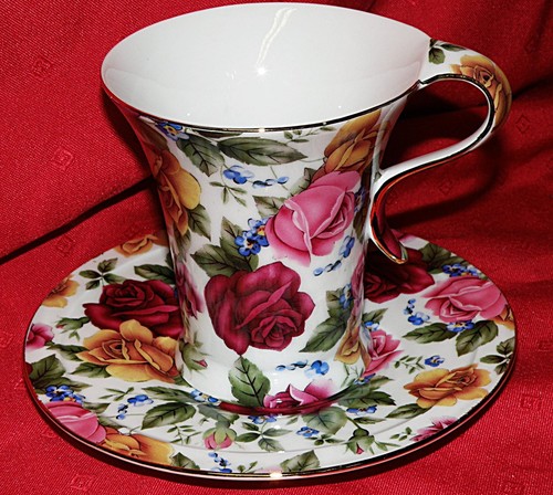 Kaffeebecher auf Fuß mit Untertasse Rosendekor