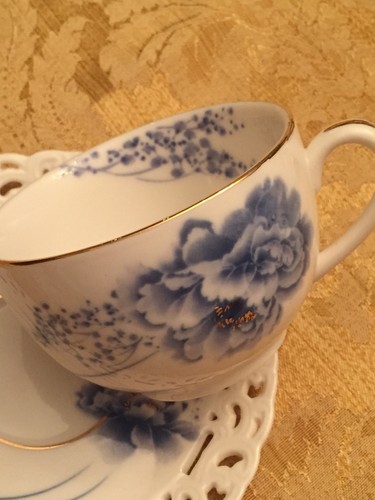 FREE SH GRACE/'S TEAWARE WHITE WITH BLUE FLOWER GOLD ACCENTS TEA CUP /&SAUCER NEW