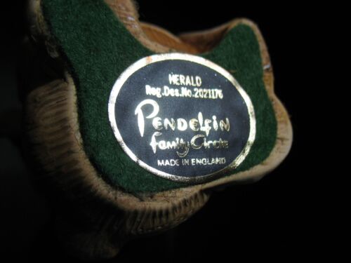 Vintage NEW NOS Pendelfin Herald stoneware figurine rabbit w/ Box Family circle 