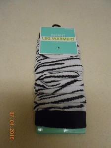 NEW-CUTE-BABY-INFANT-LEG-WARMERS-BLACK-WHITE