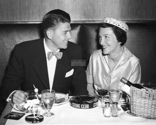 AZ923 RONALD & NANCY REAGAN AT HONEYMOON DINNER IN 1952-8X10 PUBLICITY PHOTO 