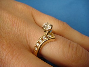 Round vs square engagement rings