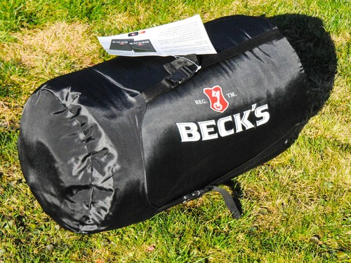 camping. Becks cerveza doble saco de dormir en acolchada bolsa de transporte