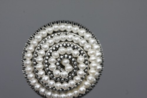 Wunderschön gestalteter Zierknopf mit Perlen wohl ab 2010 Spiralmotiv