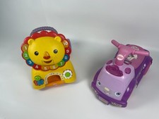 2x Fisher Price Jungen Mädchen elektronische Aufsitz Autos Sit Stride Löwe & lila pink