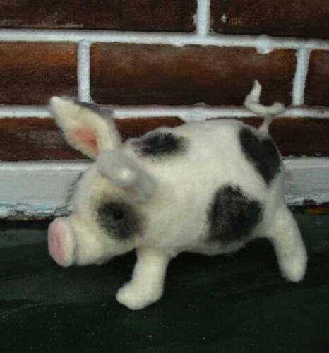 HAMPSHIRE PIG PATTERN ~ PIGGY LOVE ~ STANDS ON 4 LEGS ~ FURRY OR PAINTED #179 