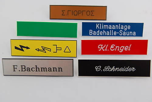 Namensschilder mit Sicherheitsnadel mit ihrer Wunschgravur