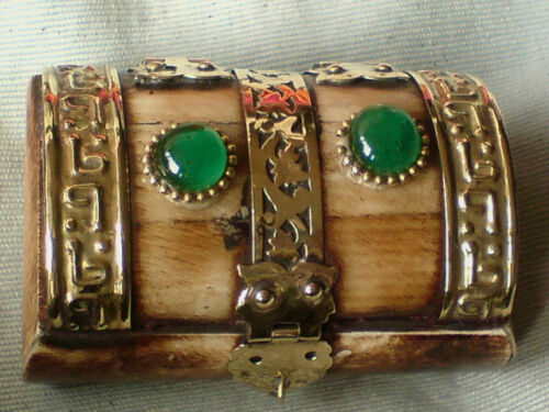 BONE PILL BOX WITH 2 GREEN AGATE STONES & BRASS HINGES 5"x 4" x 3.5"  £7.50 NWT 