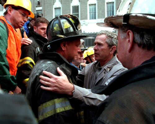 PRES GEORGE W BUSH EMBRACES FIREFIGHTER @ WORLD TRADE CENTER 8X10 PHOTO AA-070 