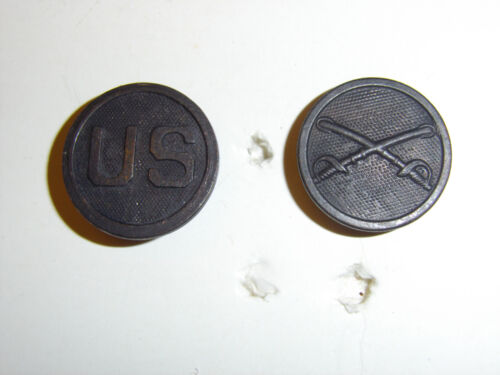 2080 WW 1 US Army EM Collar Disks Cavalry Crossed sabers and US IR30A9 