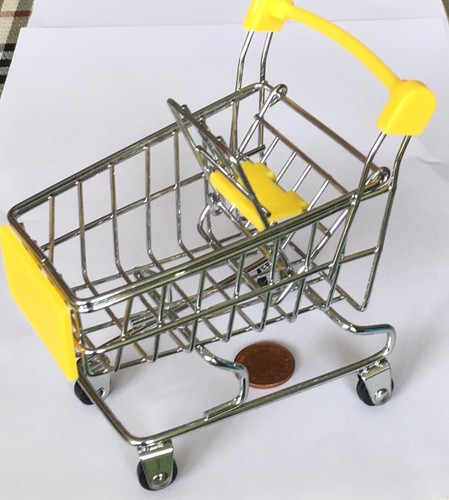 Métal et en plastique jaune Shopping Trolley panier avec un siège de bébé tumdee maison de poupées