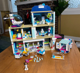 Almost Complete lego friends Heartlake Hospital 41318