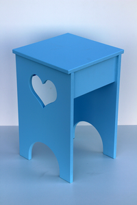 Houten krukje hartje tafel baby slaapkamer trendy hippe kleurenmeubel Houten krukje hartje tafel baby slaapkamer trendy hippe kleurenmeubel