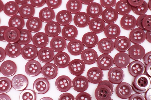 Vin Rouge Boutons Résine quatre trous bord relevé Extra Small Tiny 50pcs 9 mm 11 mm