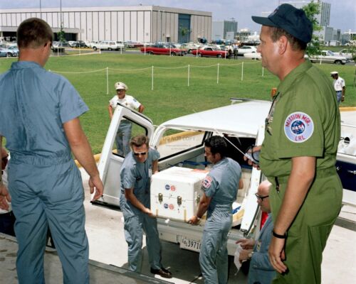 APOLLO 11  SAMPLE RETURN CONTAINER IS UNLOADED AT LAB ZZ-849 8X10 NASA PHOTO