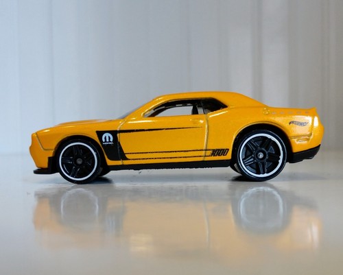2018 Hot Wheels #143 Muscle Mania 4of10 /'15 Dodge Challenger SRT Yellow w//PR5 sp
